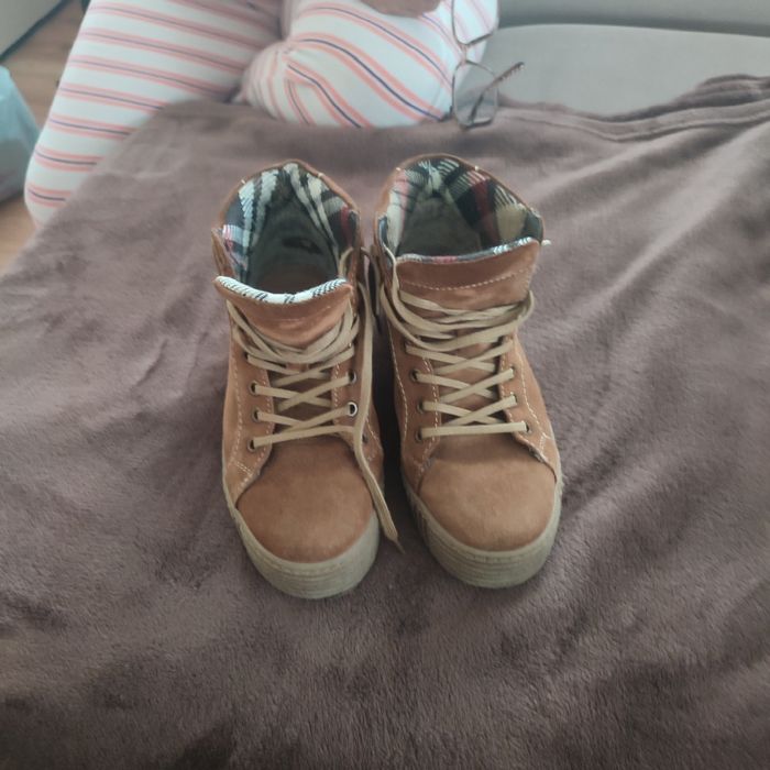 Топли зимни дамски боти в отлично състояние.