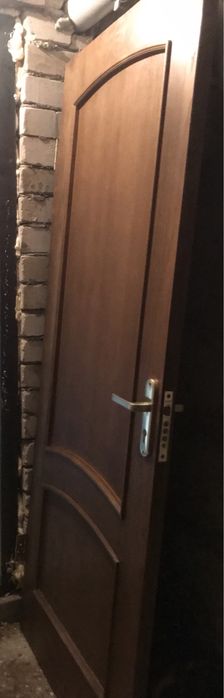 Продам деревяную дверь