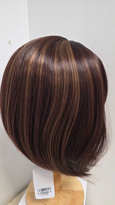 Perucă sintetică HAIRCUBE bob șaten cu șuvițe caramel și breton – nouă