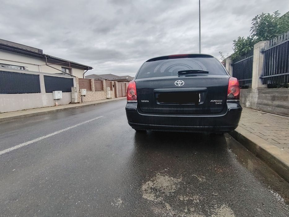 Vând Toyota Avensis avariat