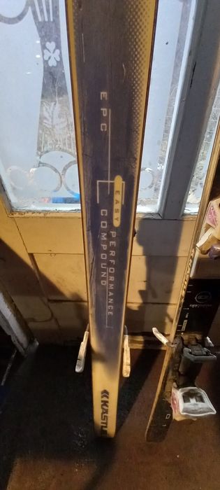 Vând schiuri doua perechi