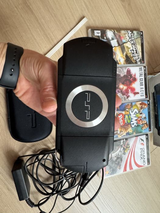 PSP 1004 с игри и аксесоари