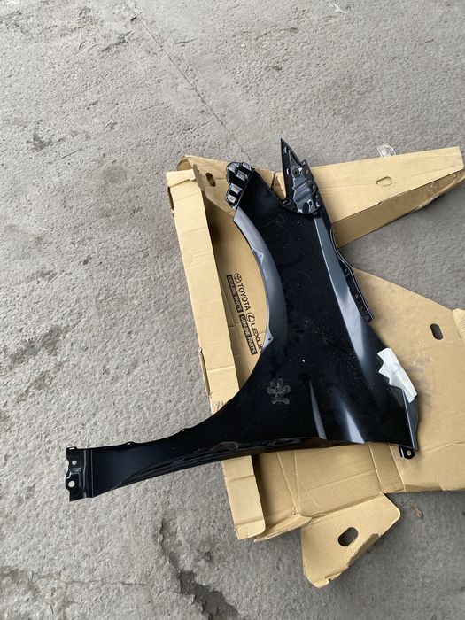 Крылья оригинал на Тойота Камри 70/75