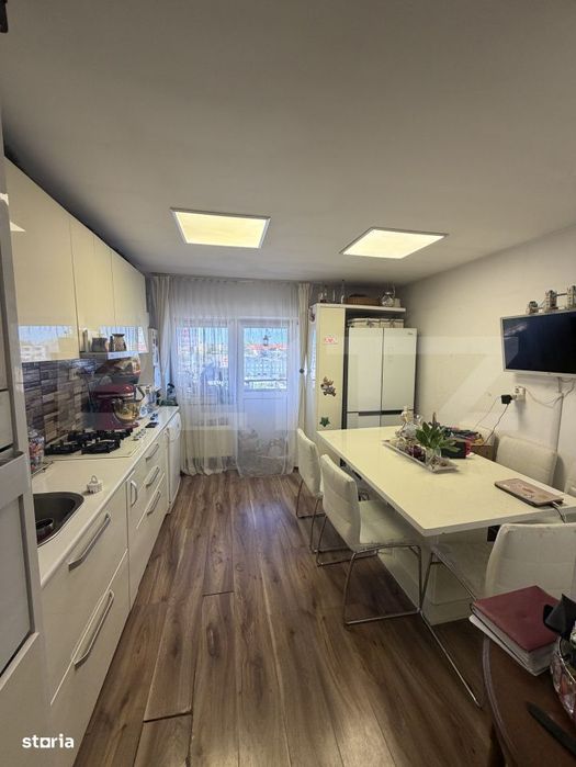 Apartament de vanzare 3 camere, 77 mp, zona liceului Economic