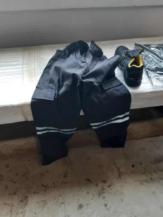 Vând pantalonii de salopetă standard. Firma Renania, mărimile 48