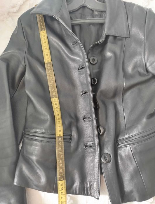 Продавам черно дамско яке от естествена кожа