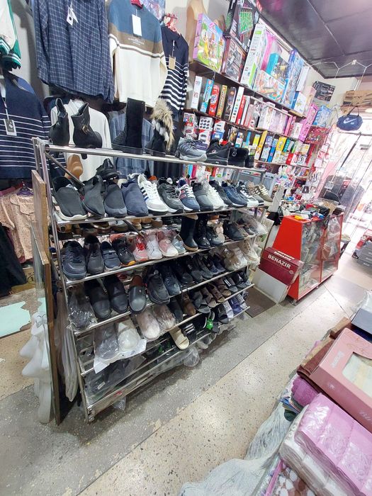 двусторонний стеллаж витрина для обувного магазина