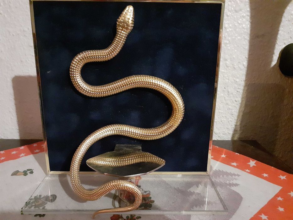 Suport cu sarpe din metal aurit pentru bijuteri