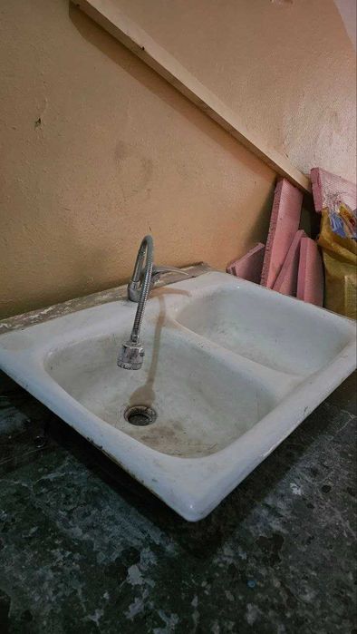 чугунная раковина с краном
