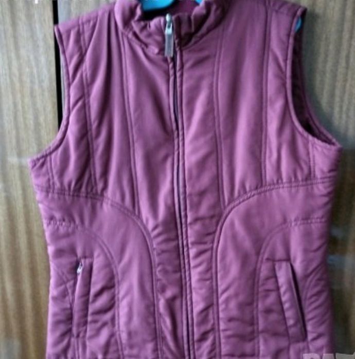 Дамски елек - вишнево червен.