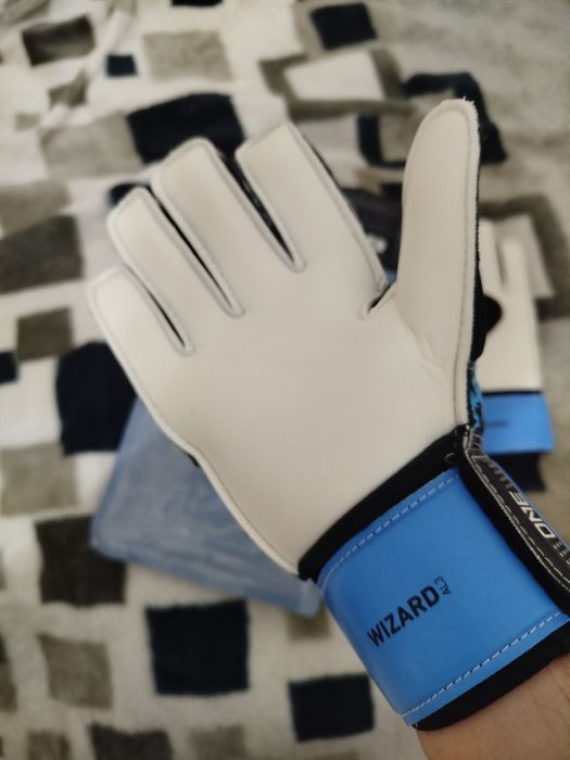 Продам вратарские перчатки