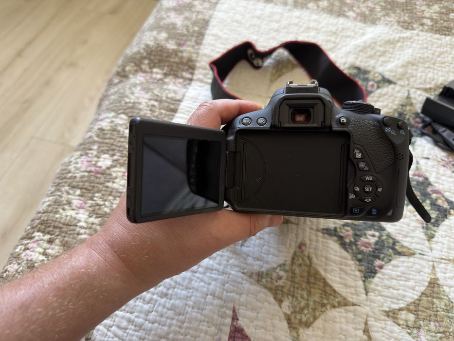 Canon EOS 700D + 18–135mm IS STM