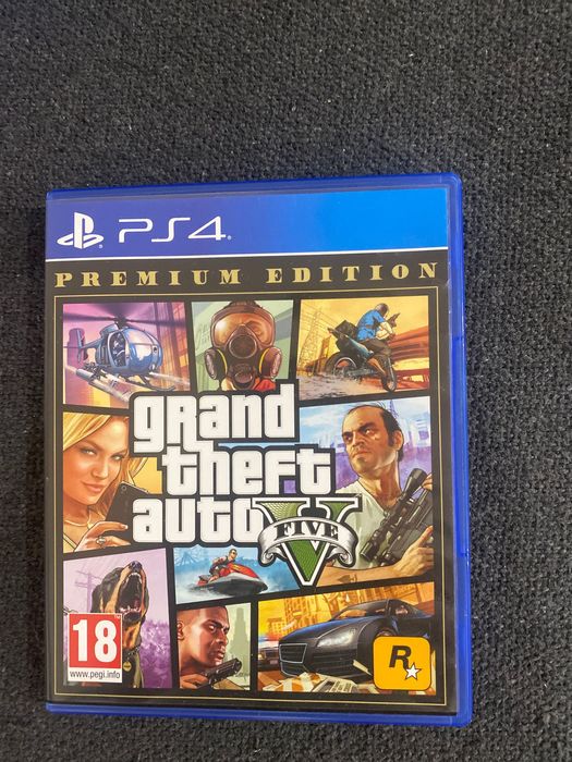 PS 4 pro  с два джойстика и стойка , която може да си ги зареждаш