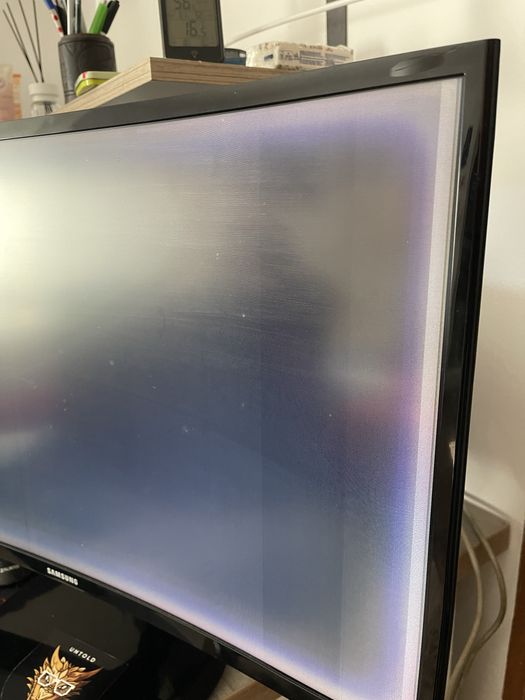 Monitor curbat samsung cu ecran defect