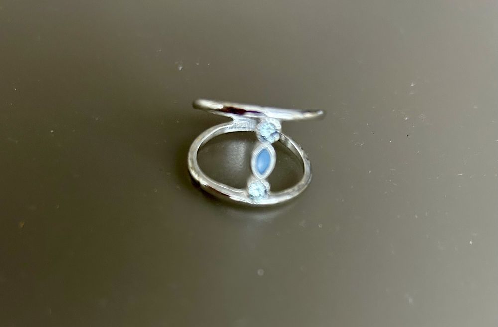 Елегантен и модерен пръстен с камъчета