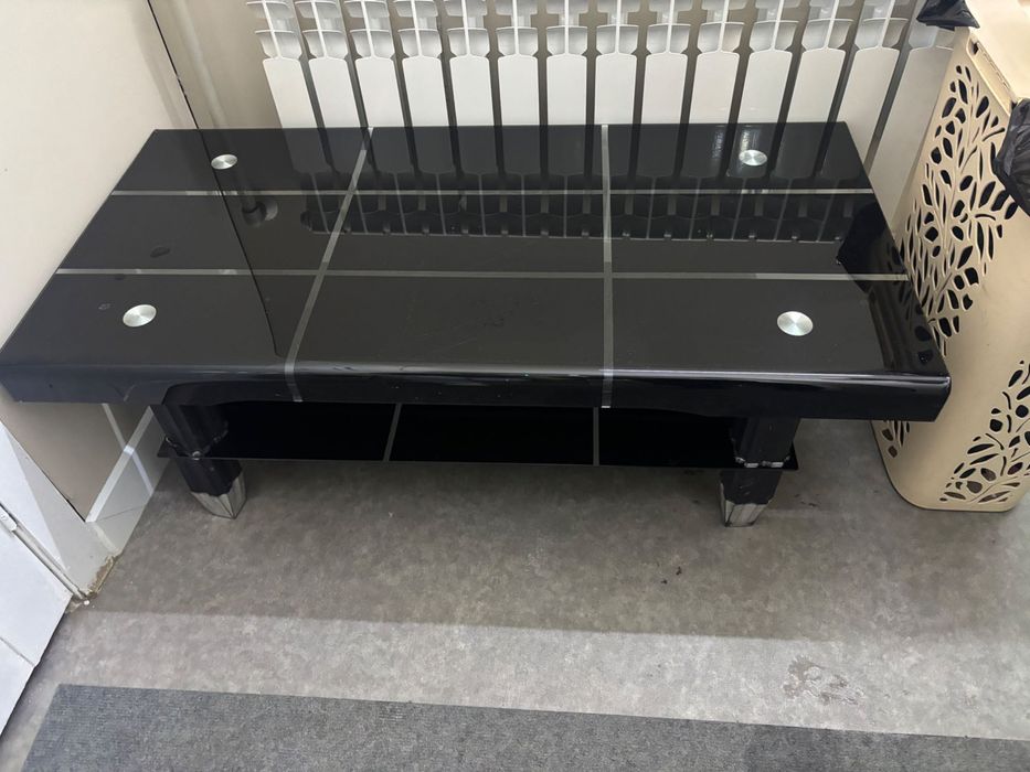 Стеклянный стол и скамейка