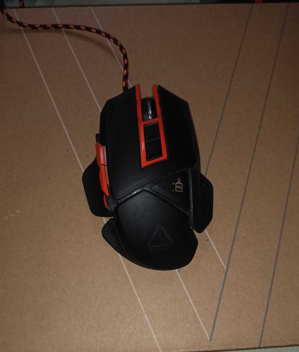 Продавам гейминг мишка, запазена само скрол бутона не работи.