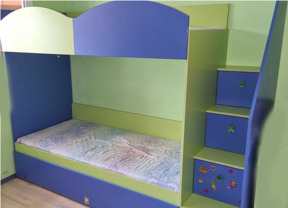 Двуетажно легло с три пълноразмерни места за спане