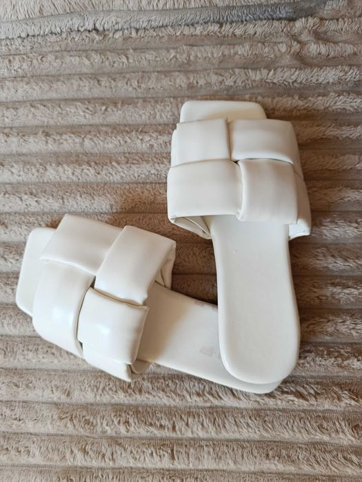 Продавам чисто нови бели кожени чехли