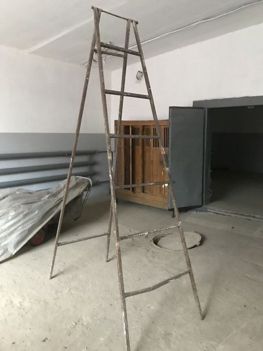 Мелалическая лестница стремянка