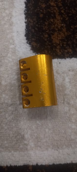 Продам зажим вместе с болтами