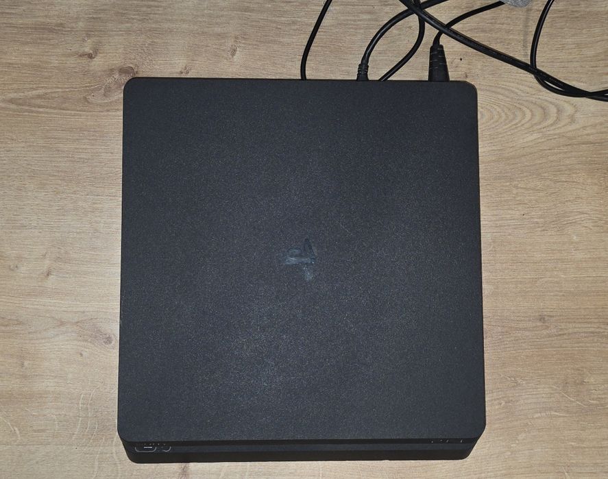 Продам PS4 slim в хорошем состоянии