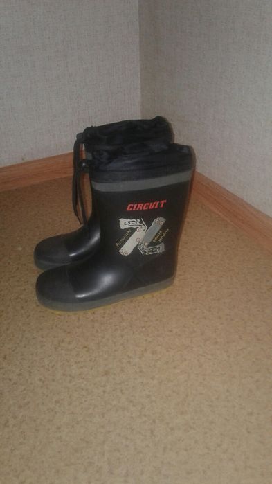Продам резиновые сапожки.