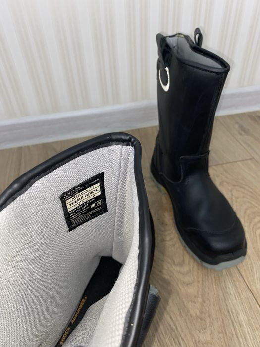 Продается спецодежда,комбинезоны,сапоги