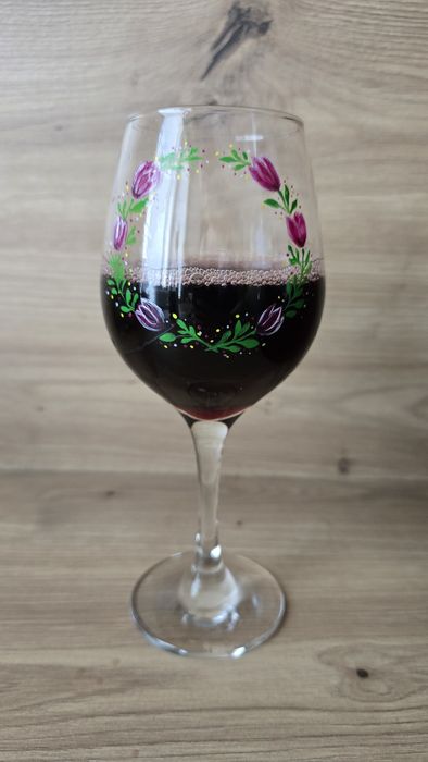 Ръчно рисувана чаша за вино за 8ми март