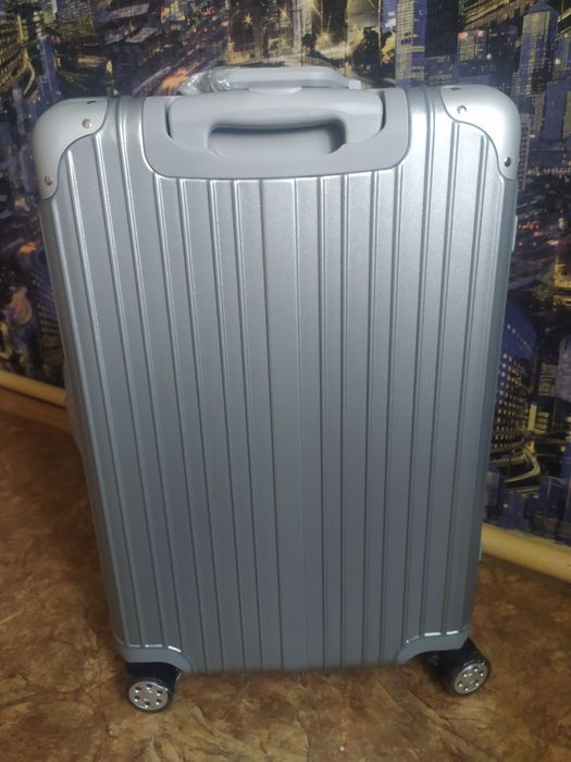 Продам новый чемодан