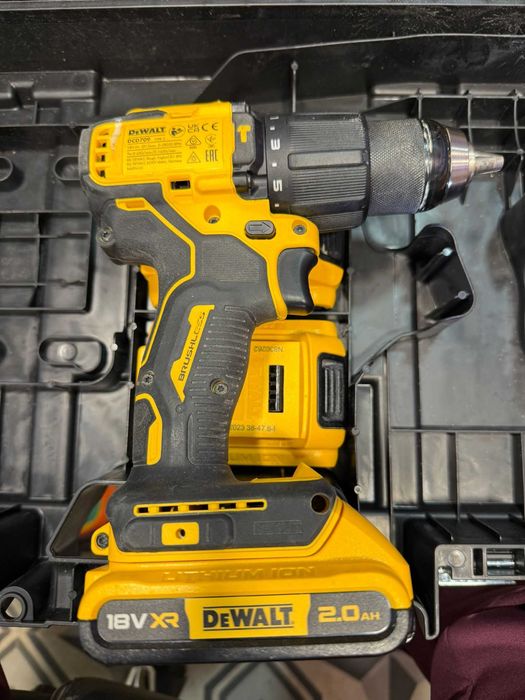 Bormasina cu Percutie DeWALT DCD 709 3Baterii AmanetRahova 295