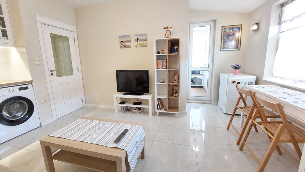 Луксозен 2-стаен апартамент, център Варна