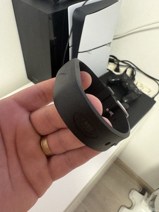 brățară-cheie Land Rover Activity Key (cod LR091580 / HK8319B250EA), o cheie auto electronică rezistentă la apă, purtată la încheietură
