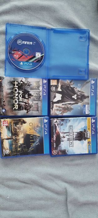 Playstation 4 slim Плейстейшън 4 слим със 5 игри.