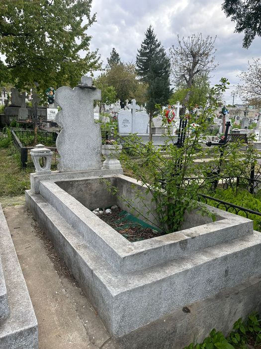 Vand loc de veci (2 persoane) la Cimitirul privat Socola Mica Bucium
