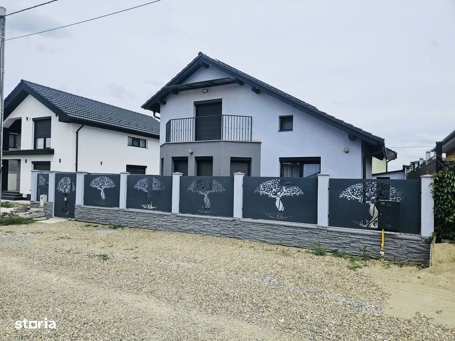 Casă Modernă cu Sistem Fotovoltaic – Rontău