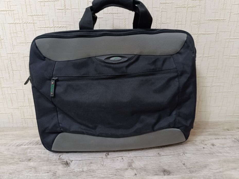 Сумка для ноутбука большая .Выполнена из полиэстера и нейлона.Имеется