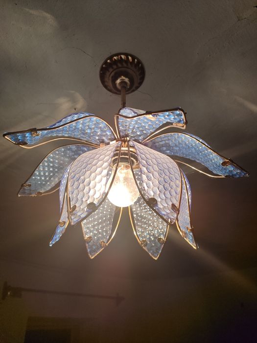 Продам люстру в рабочем состоянии