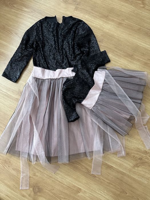 Рокли с черни ситни пайети и тюл с цвят пепел от рози