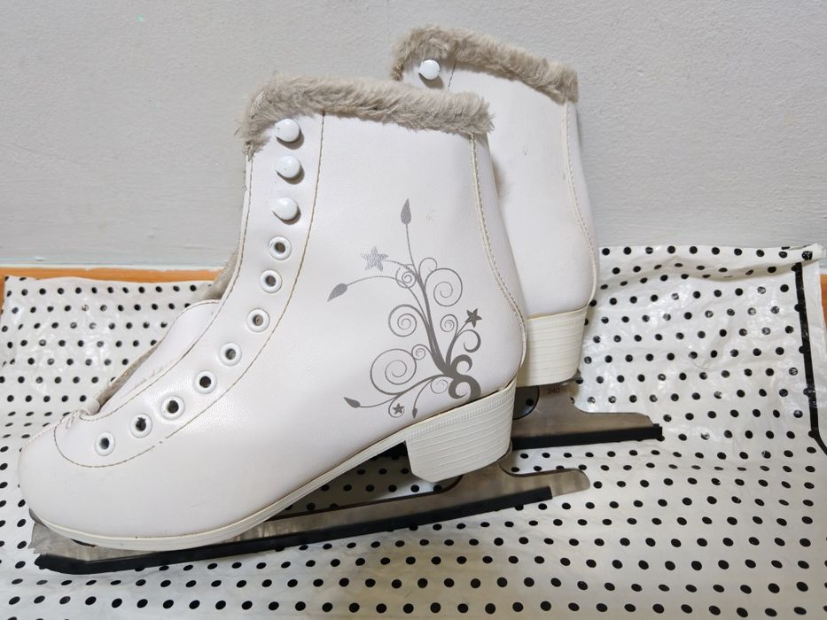 Коньки женские, 37 размер