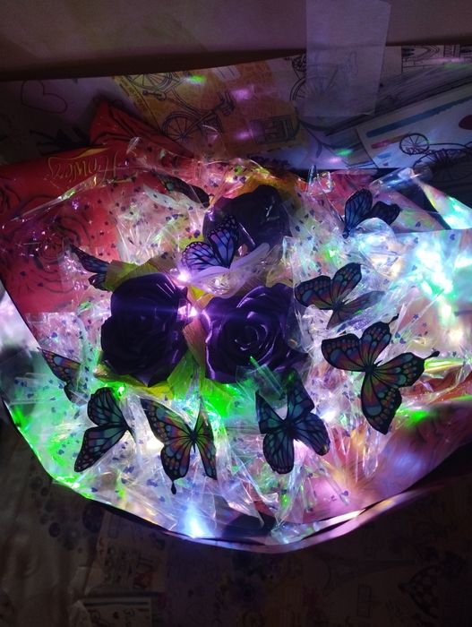 Букет из роз и бабочек