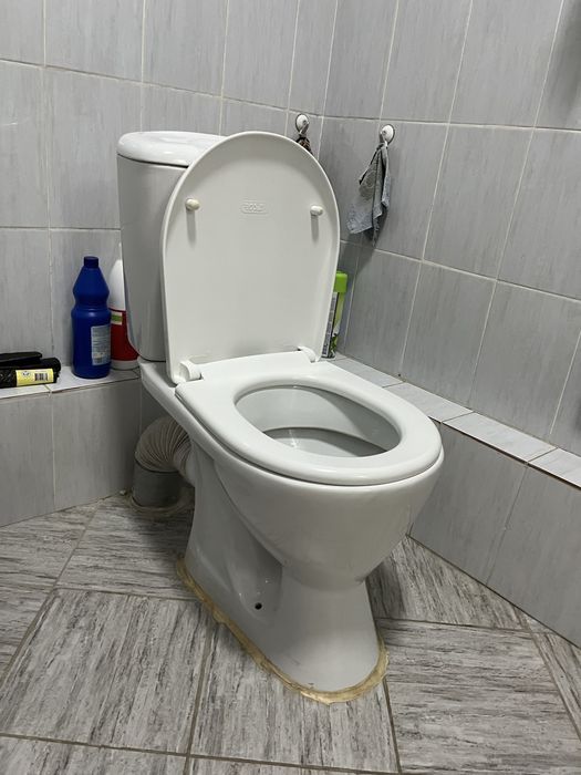 Продаю унитаз в хорошем состояние
