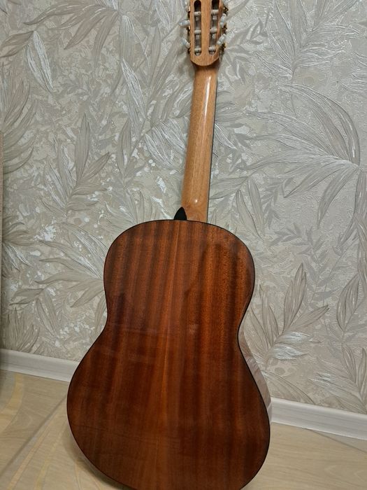 Продам классическую гитару.