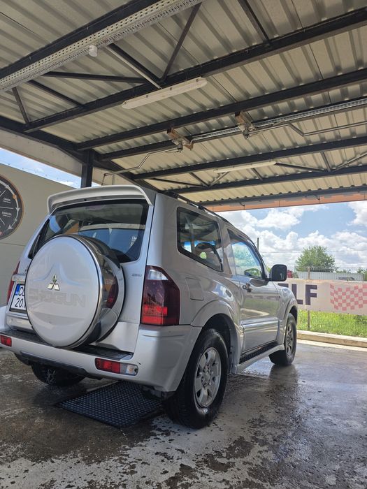 Vând Mitsubishi Shogun  An 2004 3 uși, motor 3.2 diesel, tracțiune 4x4, volan pe dreapta. AC Funcțional  Acte Valabile pana in 2027