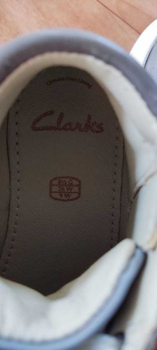 Продам детские кросовки Clarks
