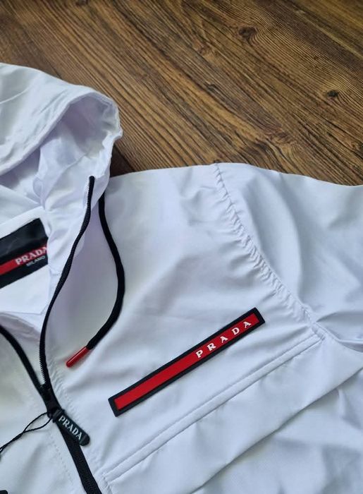 Страхотна мъжка ветровка яке  размер  S и L

Мъжка ветровка