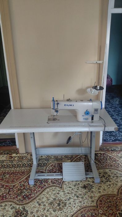 Tikuv mashinasi va stol holati alo