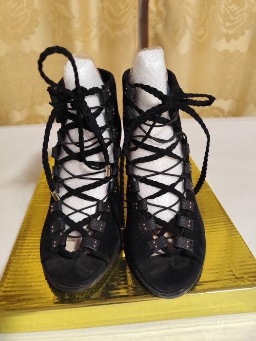 Pantof sanda cu sireturi