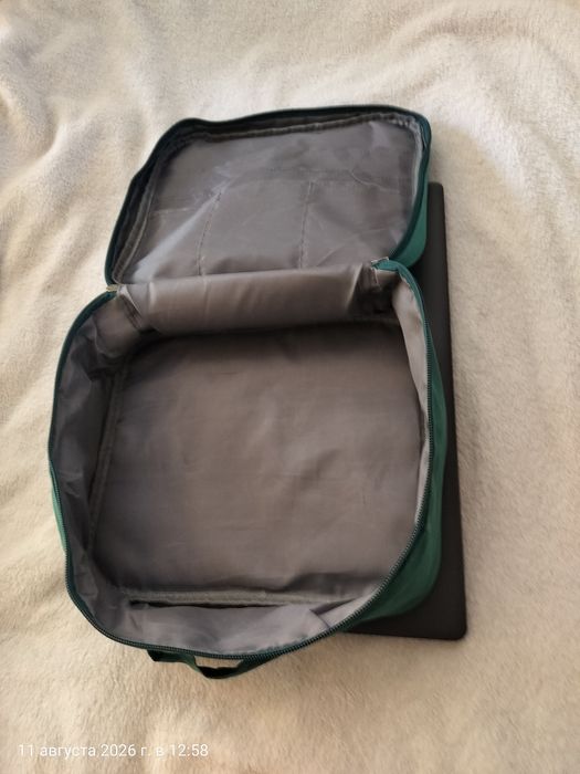 Trusă de prim ajutor cu 6 compartimente, 20×25×13,5 cm, verde.