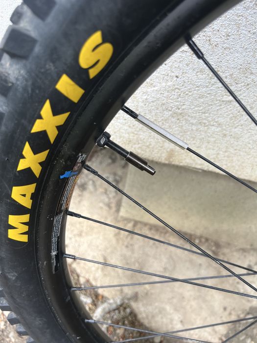 Vând roată față 27.5 boost 15x110 WTB i30 cu cauciuc Maxxis Assegai